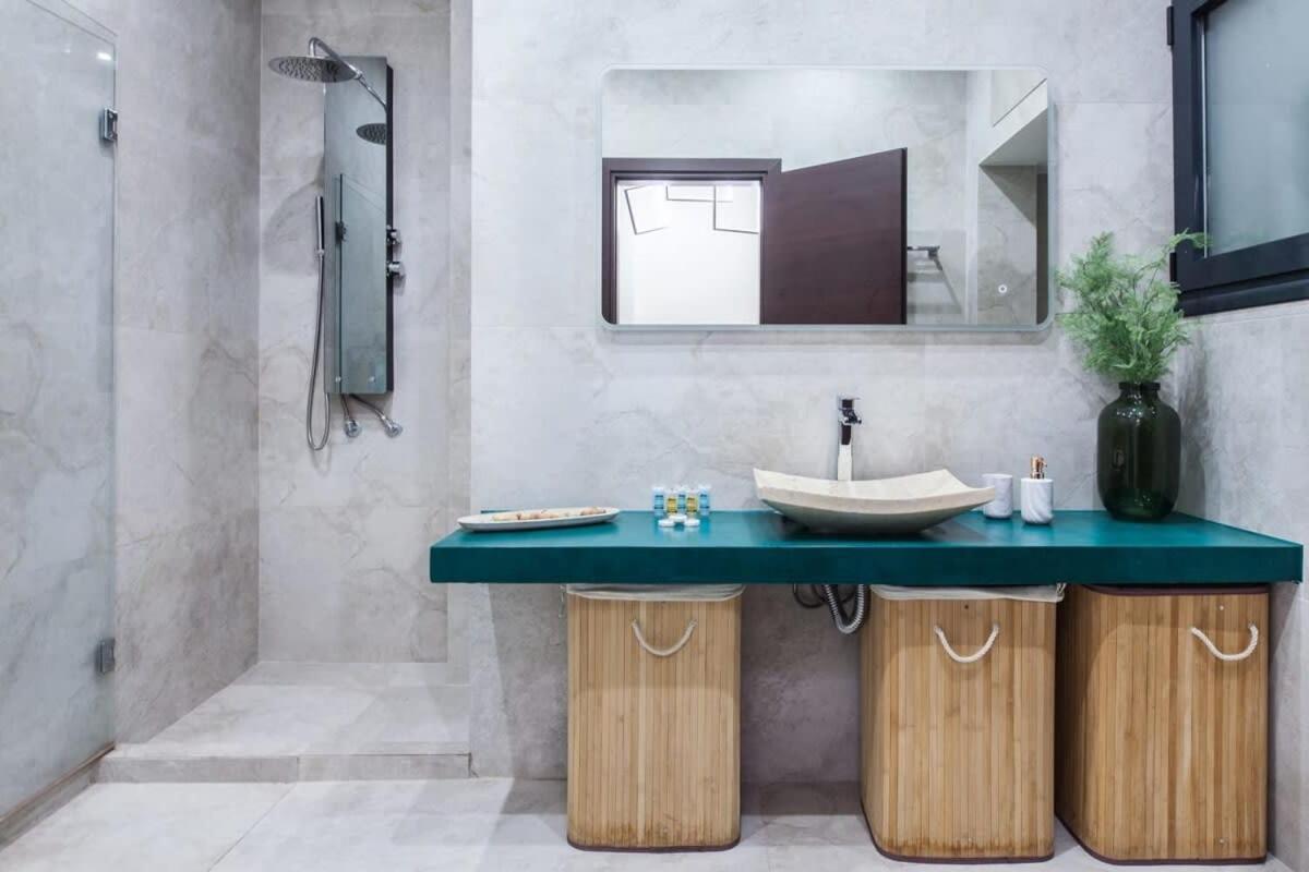 Beautiful Elegant Apartment Next To Monastiraki Atenas Exterior foto
